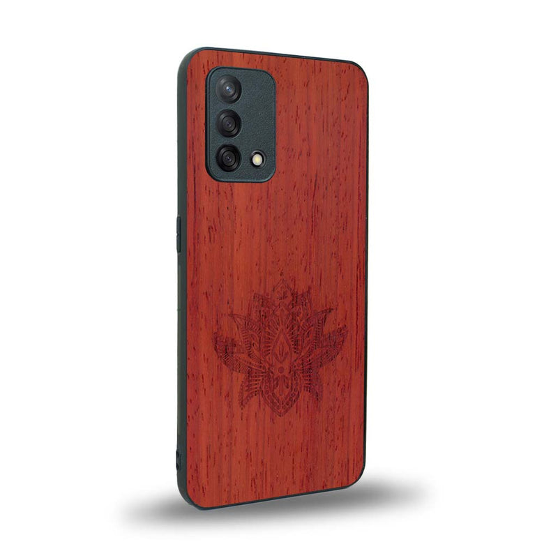 Coque de protection en bois véritable fabriquée en France pour Oppo A74 4G sur le thème de la nature et du yoga avec une gravure zen représentant une fleur de lotus