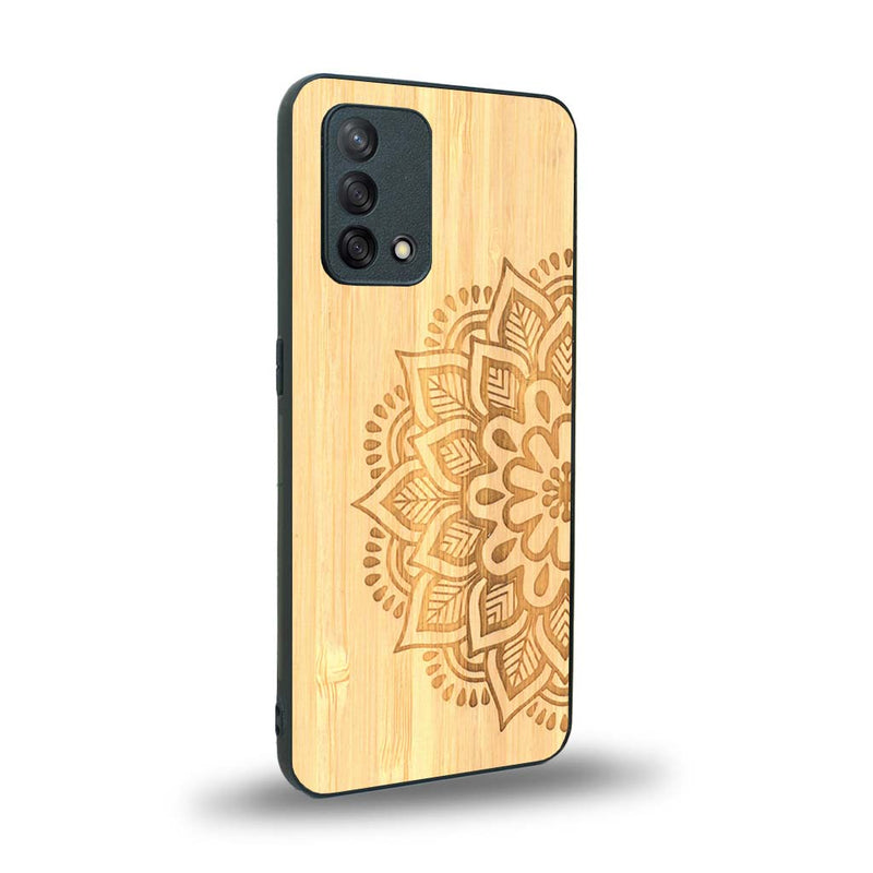 Coque de protection en bois véritable fabriquée en France pour Oppo A74 4G sur le thème de la bohème et du tatouage au henné avec une gravure représentant un mandala