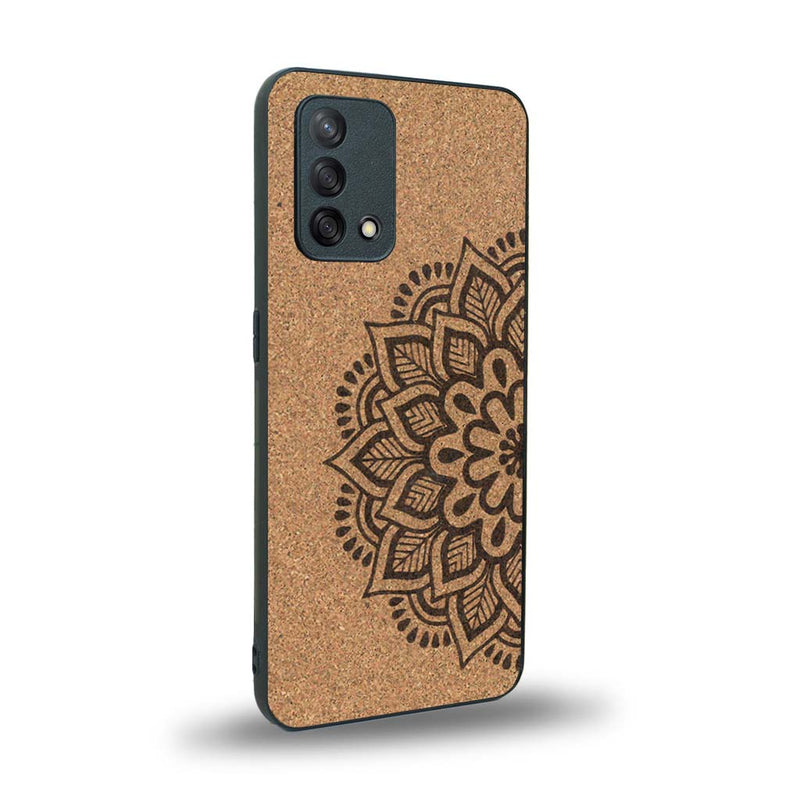 Coque de protection en bois véritable fabriquée en France pour Oppo A74 4G sur le thème de la bohème et du tatouage au henné avec une gravure représentant un mandala