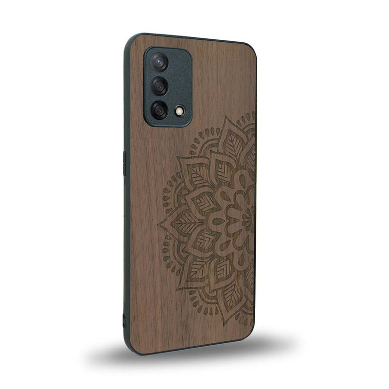 Coque de protection en bois véritable fabriquée en France pour Oppo A74 4G sur le thème de la bohème et du tatouage au henné avec une gravure représentant un mandala