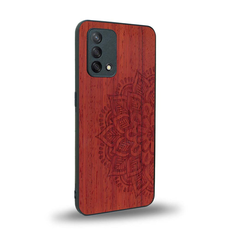 Coque de protection en bois véritable fabriquée en France pour Oppo A74 4G sur le thème de la bohème et du tatouage au henné avec une gravure représentant un mandala