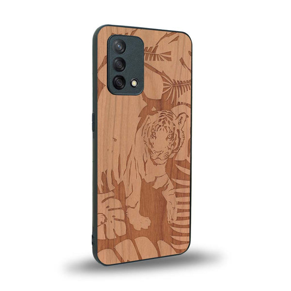 Coque de protection en bois véritable fabriquée en France pour Oppo A74 4G sur le thème de la nature et des animaux représentant un tigre dans la jungle entre des fougères