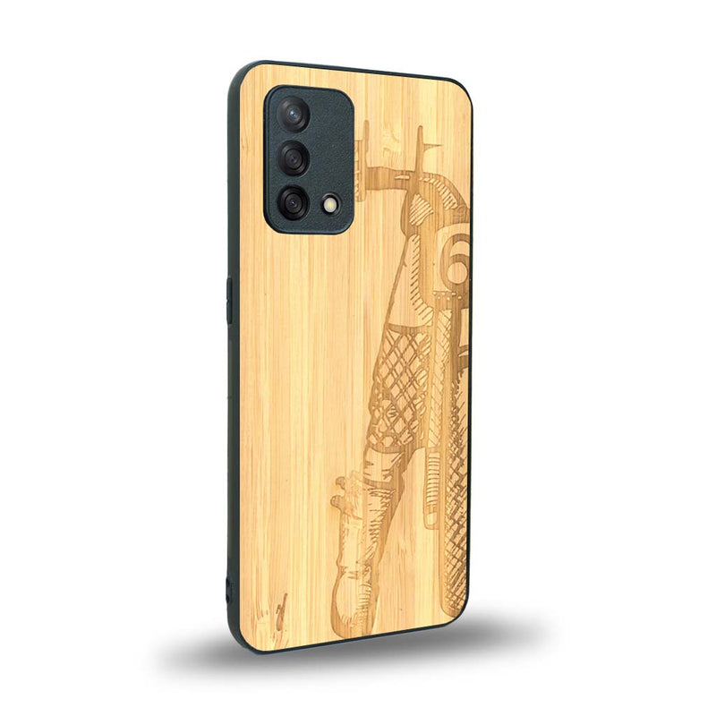 Coque de protection en bois véritable fabriquée en France pour Oppo A74 4G représentant une vue de face d'une femme sur une moto vintage dessinée à la main par l'artiste Maud Dabs