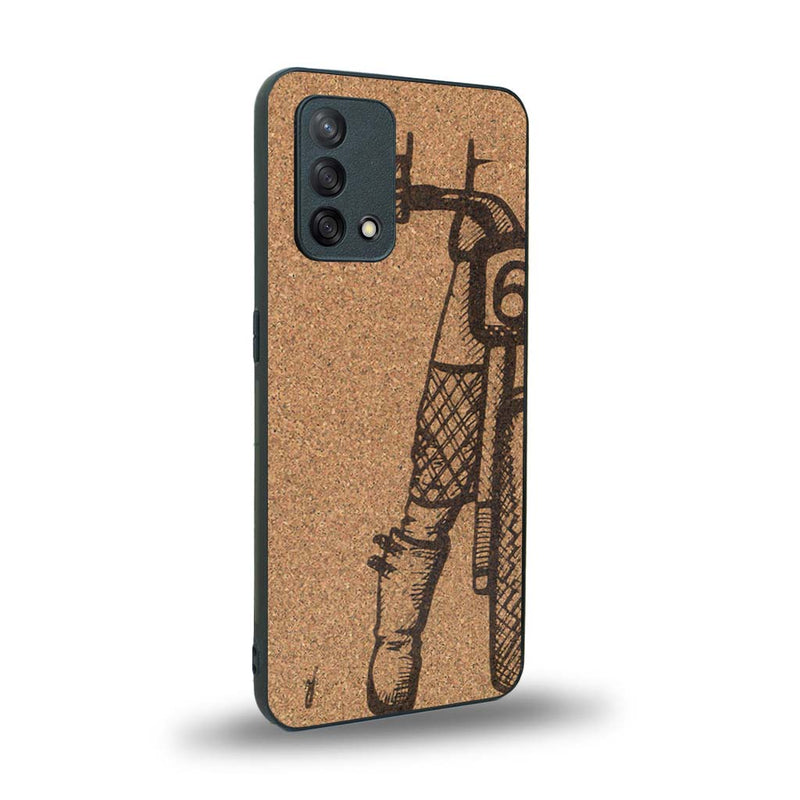 Coque de protection en bois véritable fabriquée en France pour Oppo A74 4G représentant une vue de face d'une femme sur une moto vintage dessinée à la main par l'artiste Maud Dabs