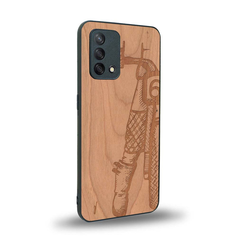 Coque de protection en bois véritable fabriquée en France pour Oppo A74 4G représentant une vue de face d'une femme sur une moto vintage dessinée à la main par l'artiste Maud Dabs