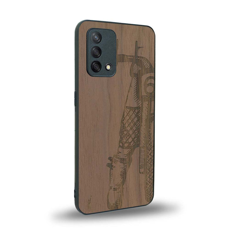 Coque de protection en bois véritable fabriquée en France pour Oppo A74 4G représentant une vue de face d'une femme sur une moto vintage dessinée à la main par l'artiste Maud Dabs