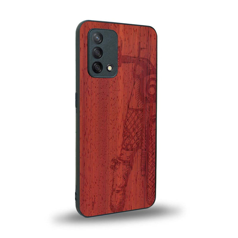 Coque de protection en bois véritable fabriquée en France pour Oppo A74 4G représentant une vue de face d'une femme sur une moto vintage dessinée à la main par l'artiste Maud Dabs