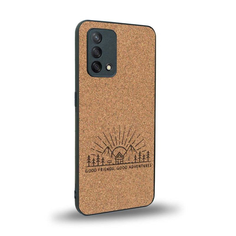 Coque de protection en bois véritable fabriquée en France pour Oppo A74 4G sur le thème chill et nature avec un motif représentant un levé de soleil sur un paysage de montagne avec des sapins et un chalet et la phrase "Good friends, good adventure"