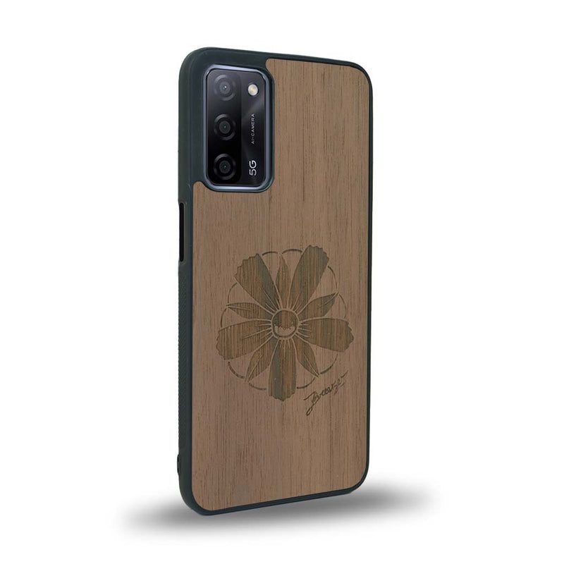 Coque de protection en bois véritable fabriquée en France pour Oppo A93 sur le thème des fleurs et de la montagne avec un motif de gravure représentant les pétales d'une fleur des montagnes