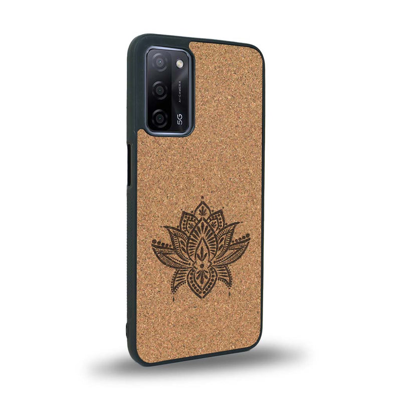 Coque de protection en bois véritable fabriquée en France pour Oppo A93 sur le thème de la nature et du yoga avec une gravure zen représentant une fleur de lotus