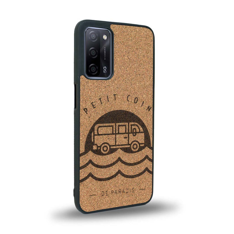 Coque de protection en bois véritable fabriquée en France pour Oppo A93 sur le thème des voyages en vans, vanlife et chill avec une gravure représentant un van vw combi devant le soleil couchant sur une plage avec des vagues