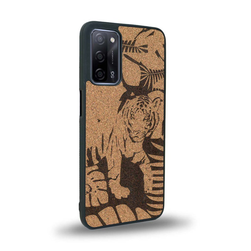 Coque de protection en bois véritable fabriquée en France pour Oppo A93 sur le thème de la nature et des animaux représentant un tigre dans la jungle entre des fougères