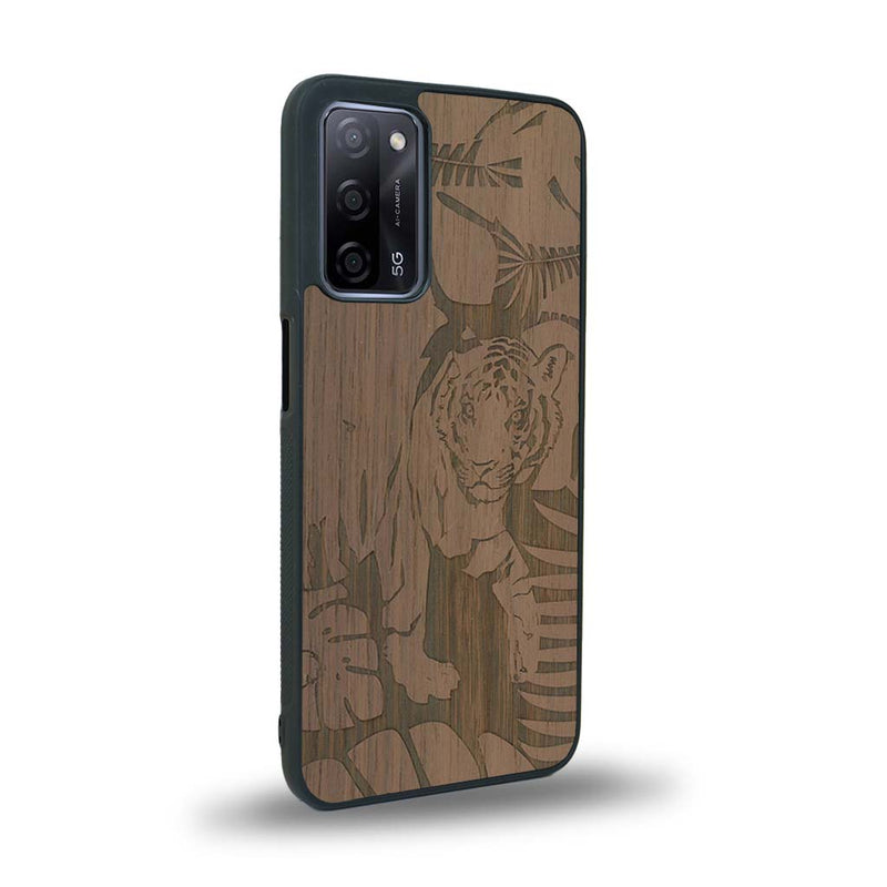 Coque de protection en bois véritable fabriquée en France pour Oppo A93 sur le thème de la nature et des animaux représentant un tigre dans la jungle entre des fougères