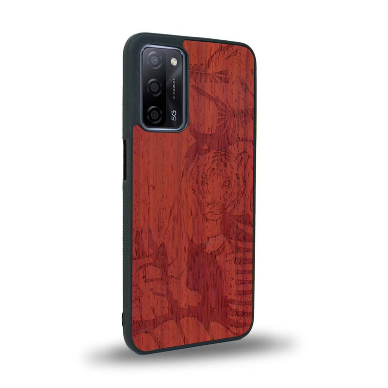 Coque de protection en bois véritable fabriquée en France pour Oppo A93 sur le thème de la nature et des animaux représentant un tigre dans la jungle entre des fougères