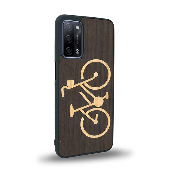 Coque de protection en bois véritable fabriquée en France pour Oppo A93 sur le theme du vélo et de l'outdoor qui allie du bambou et du chêne fumé représentant un vélo