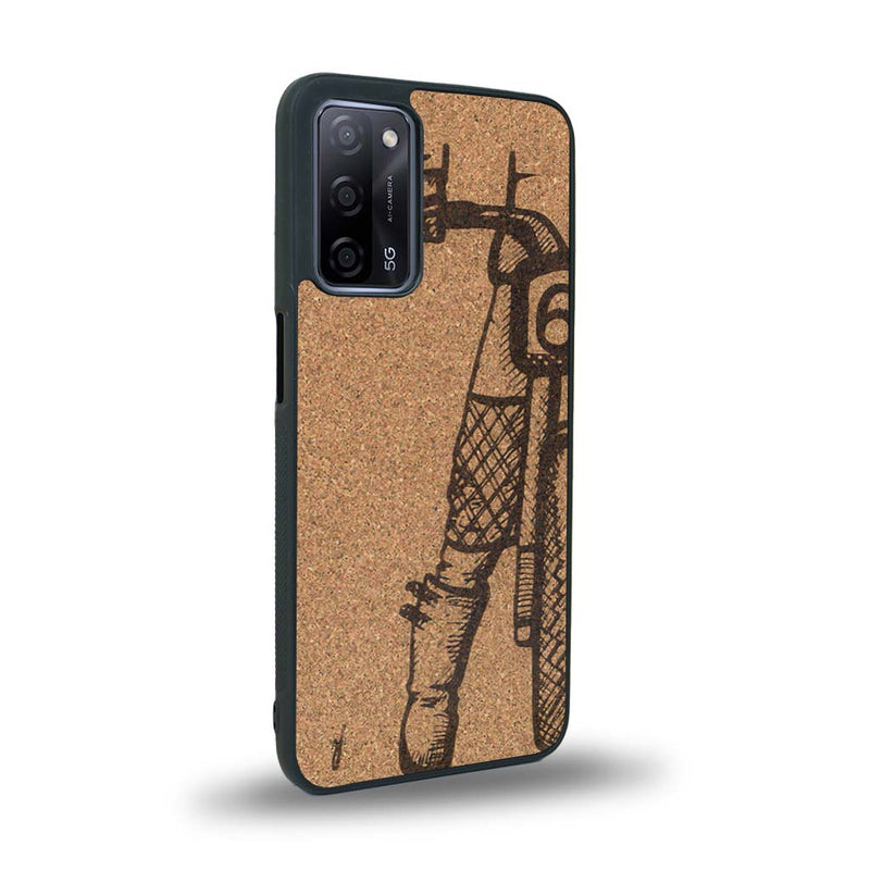 Coque de protection en bois véritable fabriquée en France pour Oppo A93 représentant une vue de face d'une femme sur une moto vintage dessinée à la main par l'artiste Maud Dabs