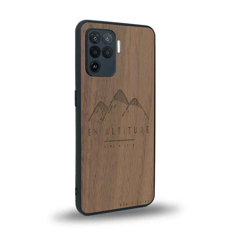 Coque de protection en bois véritable fabriquée en France pour Oppo A94 représentant des montagnes, sur le thème de la randonnée en pleine nature et du trail