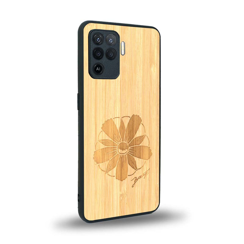 Coque de protection en bois véritable fabriquée en France pour Oppo A94 sur le thème des fleurs et de la montagne avec un motif de gravure représentant les pétales d'une fleur des montagnes