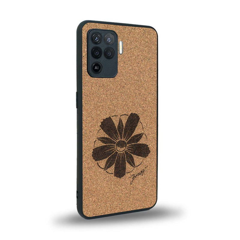 Coque de protection en bois véritable fabriquée en France pour Oppo A94 sur le thème des fleurs et de la montagne avec un motif de gravure représentant les pétales d'une fleur des montagnes