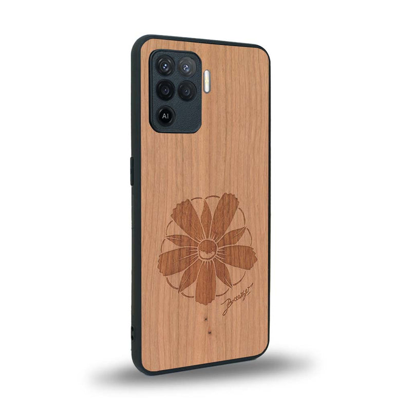 Coque de protection en bois véritable fabriquée en France pour Oppo A94 sur le thème des fleurs et de la montagne avec un motif de gravure représentant les pétales d'une fleur des montagnes