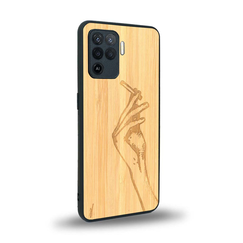 Coque de protection en bois véritable fabriquée en France pour Oppo A94 représentant une main de femme tenant une cigarette de type line art en collaboration avec l'artiste Maud Dabs