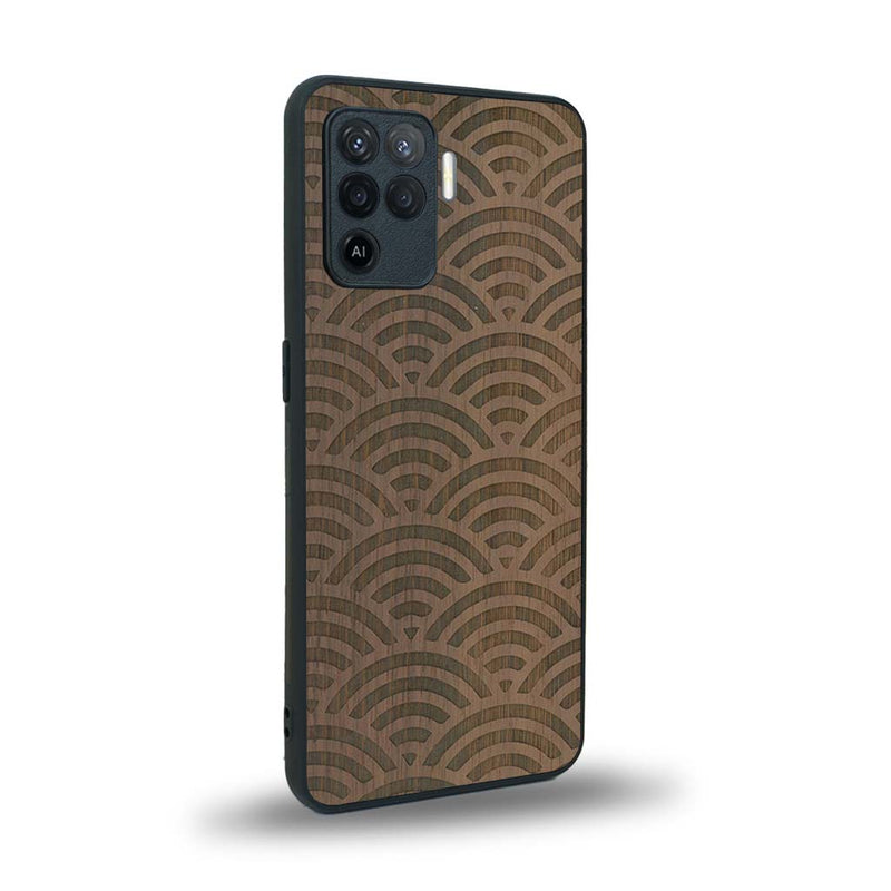 Coque de protection en bois véritable fabriquée en France pour Oppo A94 baptisée "La Sinjak" avec un motif de gravure abstrait représentant la répétition d'un symbole wifi