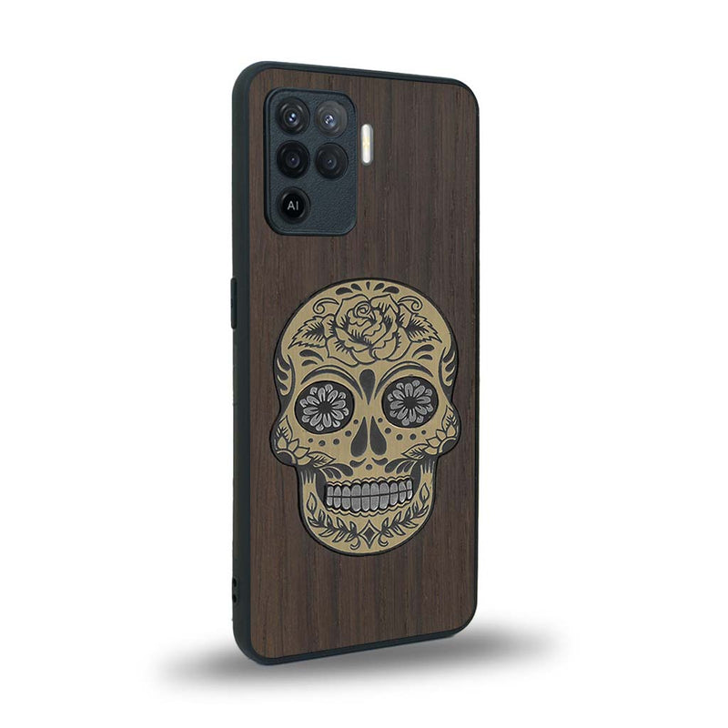 Coque de protection en bois véritable fabriquée en France pour Oppo A94 alliant du chêne fumé avec du métal argenté et doré représentant une tête de mort mexicaine sur le thème Dia de los Muertos