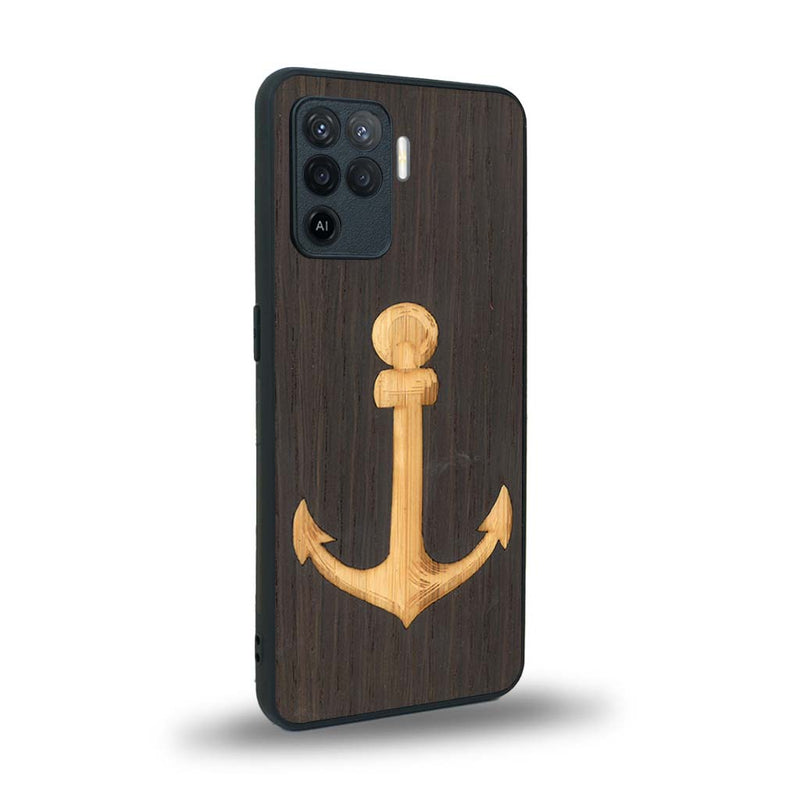 Coque de protection en bois véritable fabriquée en France pour Oppo A94 sur le thème nautique avec un bois clair et un bois foncé représentant une ancre de bateau