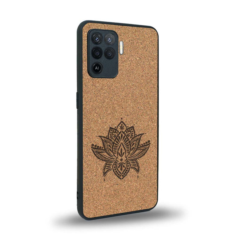 Coque de protection en bois véritable fabriquée en France pour Oppo A94 sur le thème de la nature et du yoga avec une gravure zen représentant une fleur de lotus