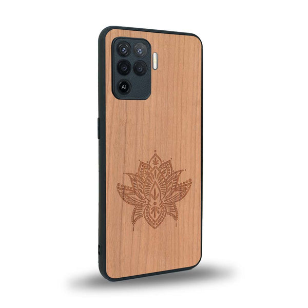 Coque de protection en bois véritable fabriquée en France pour Oppo A94 sur le thème de la nature et du yoga avec une gravure zen représentant une fleur de lotus