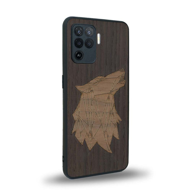 Coque de protection en bois véritable fabriquée en France pour Oppo A94 alliant du chêne fumé et du noyer représentant une tête de loup géométrique de profil sur le thème des animaux et de la nature