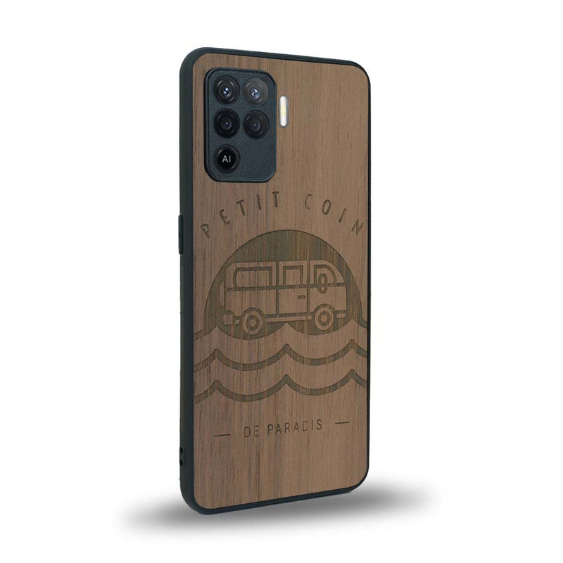 Coque de protection en bois véritable fabriquée en France pour Oppo A94 sur le thème des voyages en vans, vanlife et chill avec une gravure représentant un van vw combi devant le soleil couchant sur une plage avec des vagues