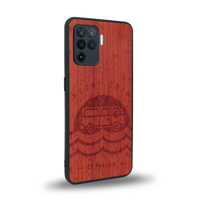 Coque de protection en bois véritable fabriquée en France pour Oppo A94 sur le thème des voyages en vans, vanlife et chill avec une gravure représentant un van vw combi devant le soleil couchant sur une plage avec des vagues