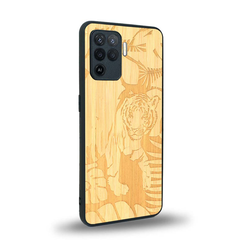 Coque de protection en bois véritable fabriquée en France pour Oppo A94 sur le thème de la nature et des animaux représentant un tigre dans la jungle entre des fougères