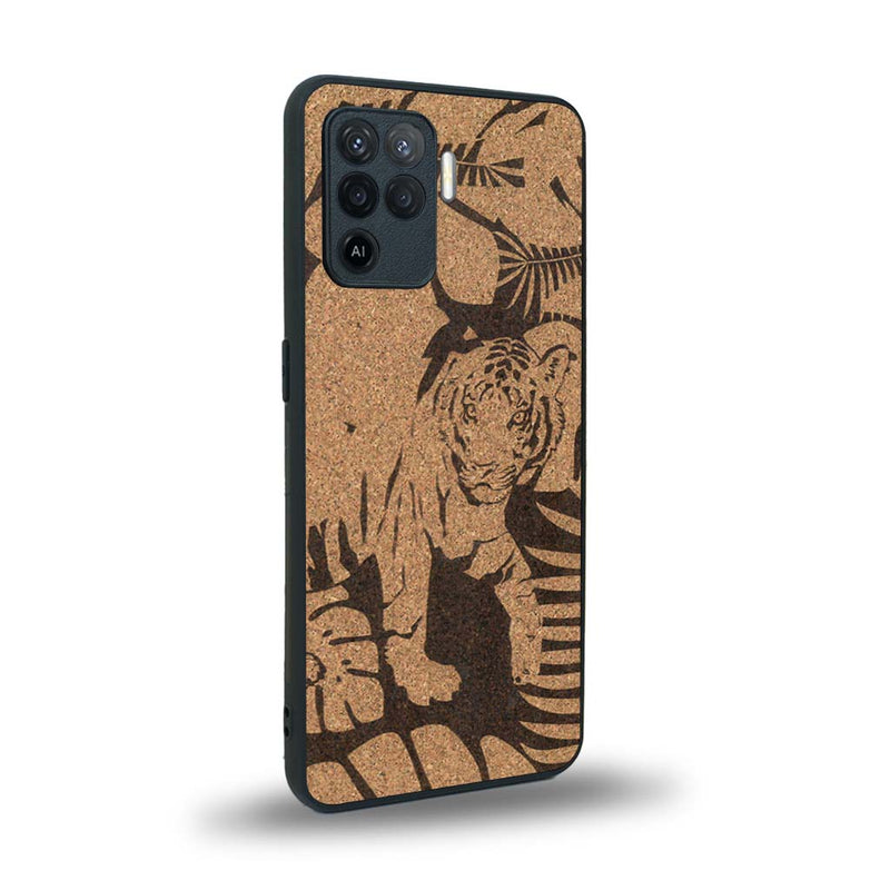 Coque de protection en bois véritable fabriquée en France pour Oppo A94 sur le thème de la nature et des animaux représentant un tigre dans la jungle entre des fougères