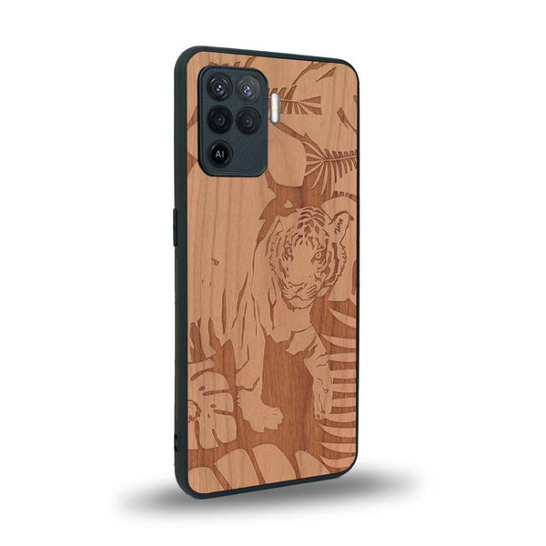 Coque de protection en bois véritable fabriquée en France pour Oppo A94 sur le thème de la nature et des animaux représentant un tigre dans la jungle entre des fougères