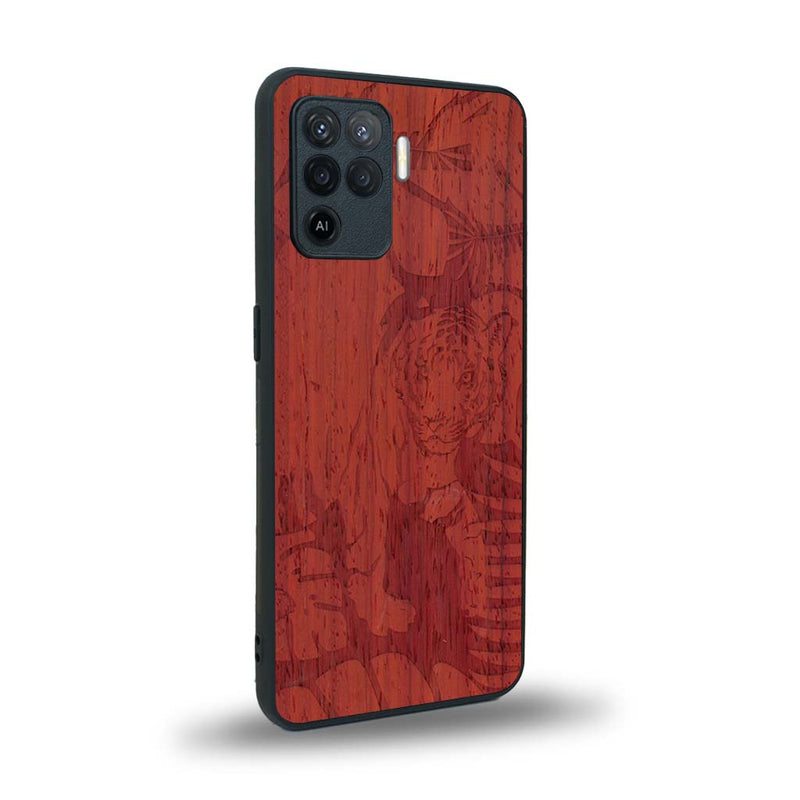 Coque de protection en bois véritable fabriquée en France pour Oppo A94 sur le thème de la nature et des animaux représentant un tigre dans la jungle entre des fougères