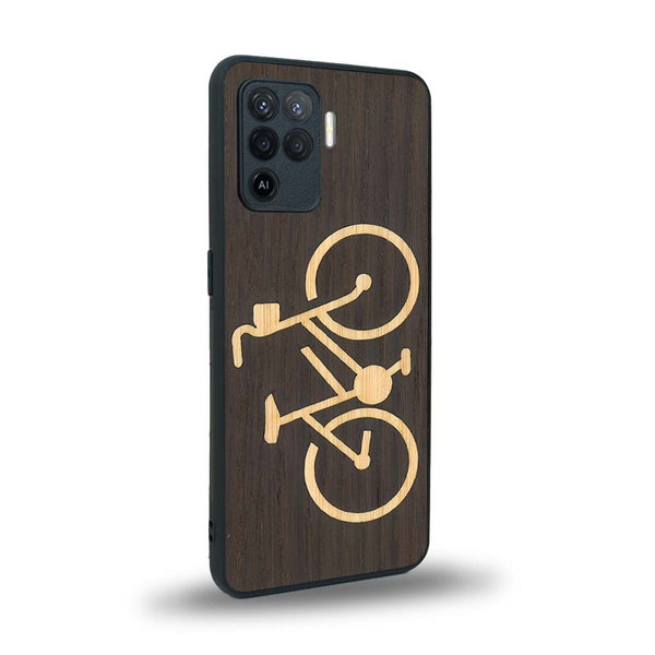 Coque de protection en bois véritable fabriquée en France pour Oppo A94 sur le theme du vélo et de l'outdoor qui allie du bambou et du chêne fumé représentant un vélo