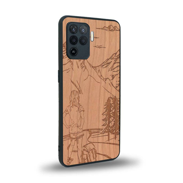 Coque de protection en bois véritable fabriquée en France pour Oppo A94 sur le thème de la randonnée en montagne et de l'aventure avec une gravure représentant une femme de dos face à un paysage de nature