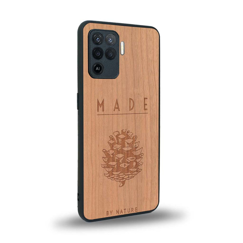 Coque de protection en bois véritable fabriquée en France pour Oppo A94 sur le thème de la nature et des arbres avec une gravure représentant une pomme de pin et la phrase "made by nature"