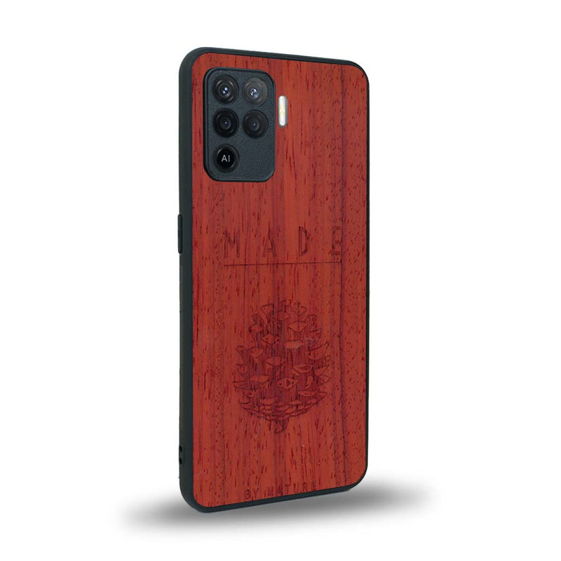 Coque de protection en bois véritable fabriquée en France pour Oppo A94 sur le thème de la nature et des arbres avec une gravure représentant une pomme de pin et la phrase "made by nature"