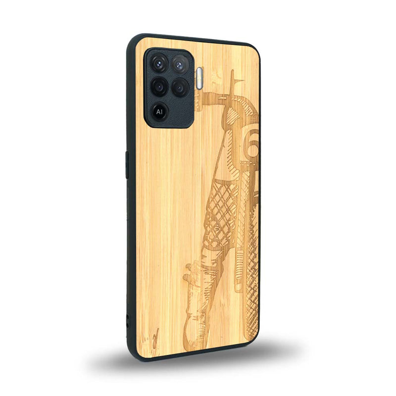 Coque de protection en bois véritable fabriquée en France pour Oppo A94 représentant une vue de face d'une femme sur une moto vintage dessinée à la main par l'artiste Maud Dabs