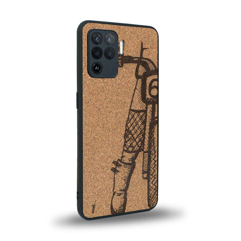 Coque de protection en bois véritable fabriquée en France pour Oppo A94 représentant une vue de face d'une femme sur une moto vintage dessinée à la main par l'artiste Maud Dabs