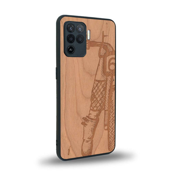 Coque de protection en bois véritable fabriquée en France pour Oppo A94 représentant une vue de face d'une femme sur une moto vintage dessinée à la main par l'artiste Maud Dabs