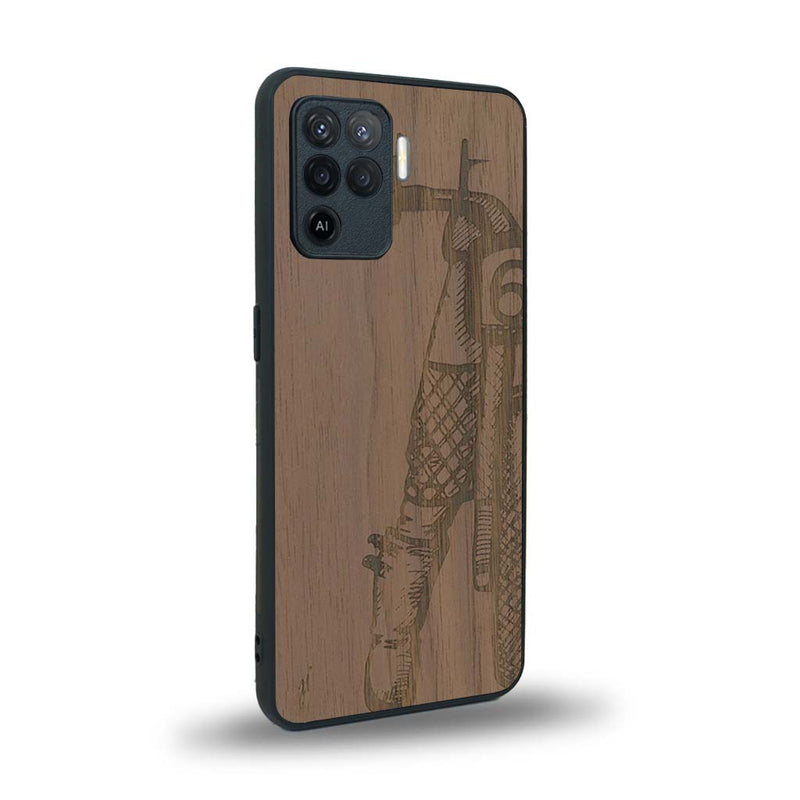 Coque de protection en bois véritable fabriquée en France pour Oppo A94 représentant une vue de face d'une femme sur une moto vintage dessinée à la main par l'artiste Maud Dabs