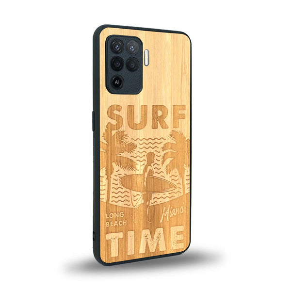 Coque de protection en bois véritable fabriquée en France pour Oppo A94 sur le thème chill avec un motif représentant une silouhette tenant une planche de surf sur une plage entouré de palmiers et les mots "Surf Time Long Beach Miami"