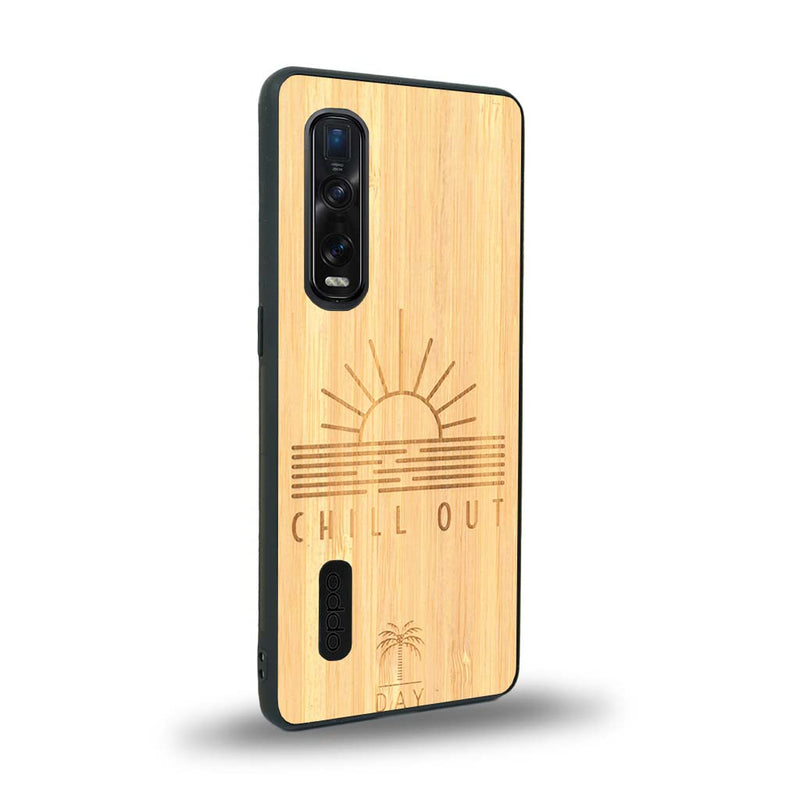 Coque de protection en bois véritable fabriquée en France pour Oppo Find X2 Pro sur le thème chill avec un motif représentant un couché de soleil sur l'océan et la phrase "Chill out"