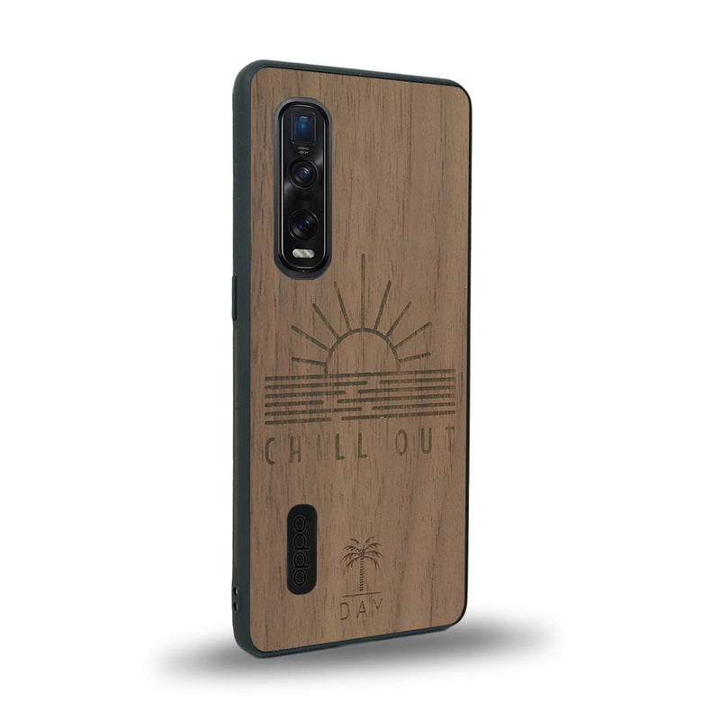 Coque de protection en bois véritable fabriquée en France pour Oppo Find X2 Pro sur le thème chill avec un motif représentant un couché de soleil sur l'océan et la phrase "Chill out"