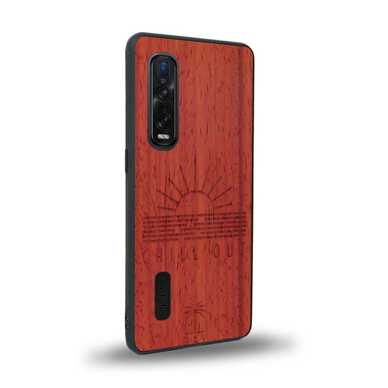 Coque de protection en bois véritable fabriquée en France pour Oppo Find X2 Pro sur le thème chill avec un motif représentant un couché de soleil sur l'océan et la phrase "Chill out"