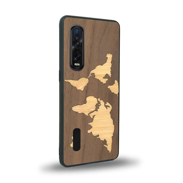 Coque de protection en bois véritable fabriquée en France pour Oppo Find X2 Pro alliant du bambou et du noyer sur le thème du voyage et de l'aventure représentant une mappemonde